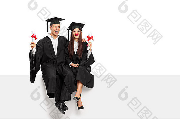 夫妇持有文凭庆祝毕业孤立的白色背景