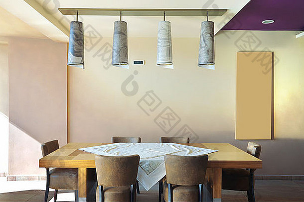 餐厅的一部分、桌子和装饰灯。