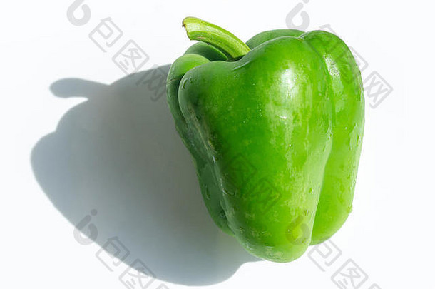 特写新鲜蔬菜，白色背景上分离的甜青椒。