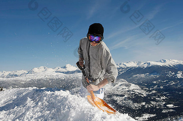 滑雪板运动员铲雪建筑踢腿跳跃