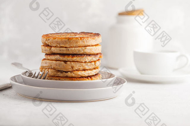 纯素薄煎饼，白<strong>底</strong>白盘子上放着芝麻籽。健康纯素食品概念。