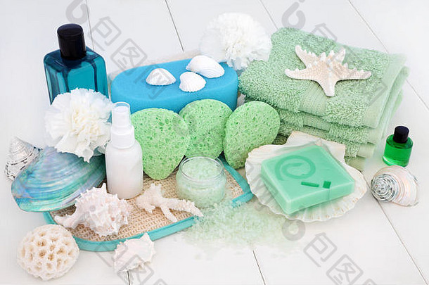 水疗和浴室美容配件，包括茶树香皂、沐浴露、沐浴泡沫和香薰精油。