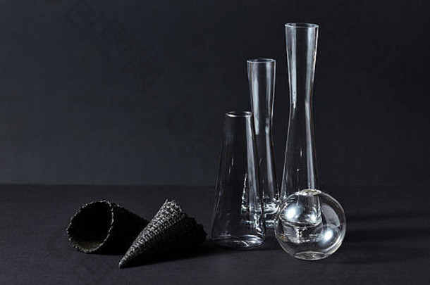 黑色的华夫格视锥细胞冰奶油谎言玻璃花瓶空黑色的背景