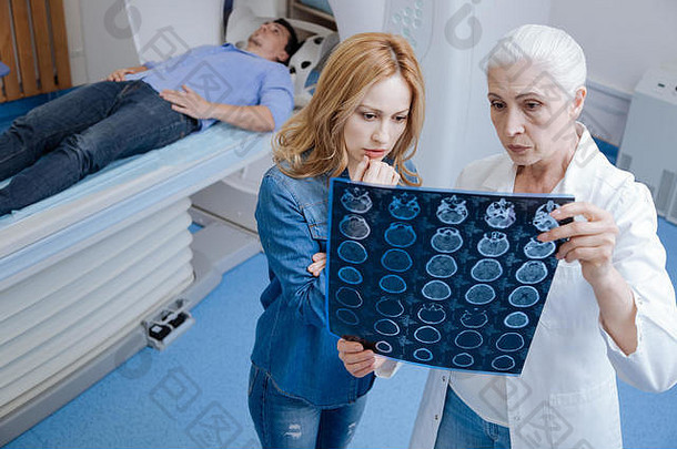 看着X光照片，很关心的女人