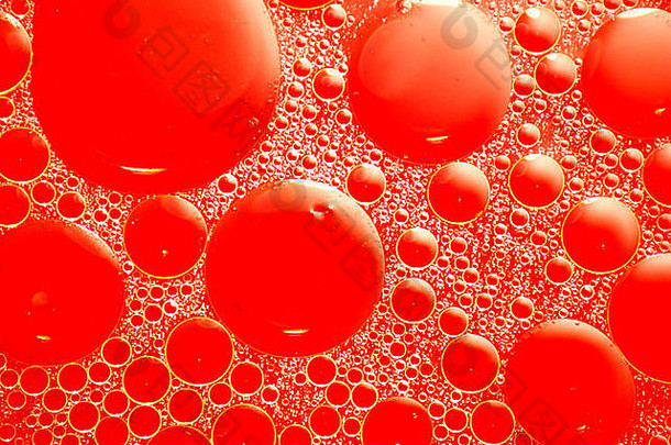 各种大小的红色油泡和水泡