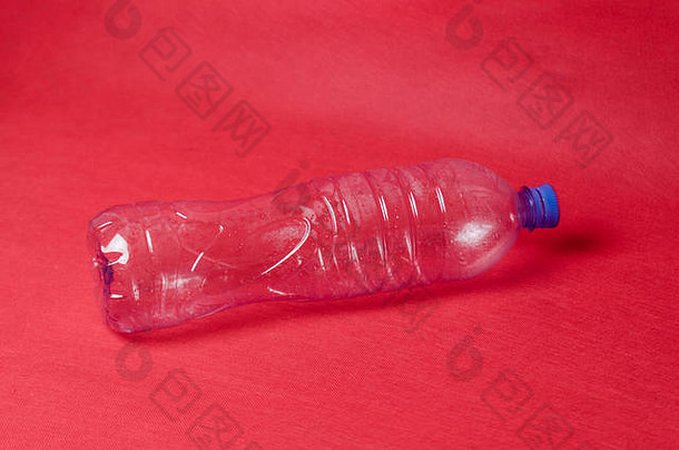 塑料透明的空瓶说谎红色的背景空间文本概念环境污染塑料垃圾旅行