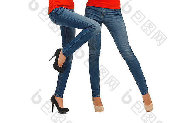 两个穿着牛仔裤的女人腿的特写镜头