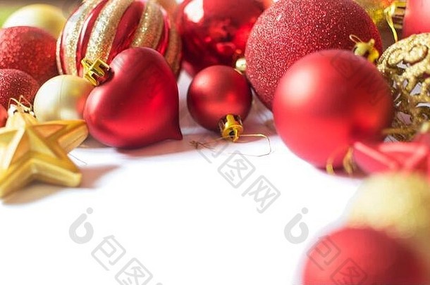 群红色<strong>的</strong>金圣诞节装饰物孤立<strong>的</strong>白色背景圣诞节装饰概念