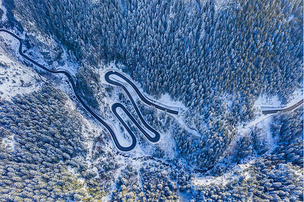 落基山脉森林中的冬季蛇纹。比卡兹峡谷是罗马尼亚两个历史地区之间的一<strong>条</strong>狭窄<strong>通道</strong>。