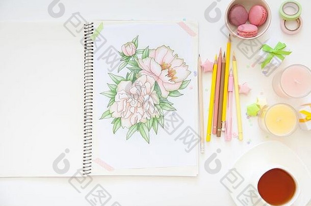 用彩色铅笔画素描。牡丹花。蜡烛、礼物、茶和白色背景