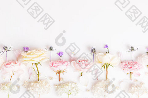白色木质背景上的节日花卉构图。俯视图