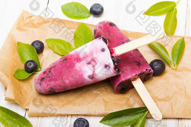 白色木质<strong>背景</strong>，美味的蓝莓冰淇淋。有机水果冰棒。