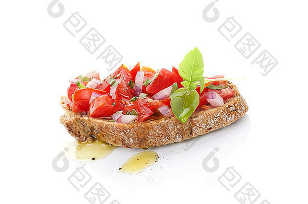 美味的布氏面包配碎番茄、洋葱、新鲜香草和橄榄油。地中海美食。