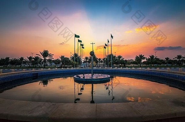 沙特阿拉伯达曼公园美丽的日出美景。城市：达曼，国家：沙特阿拉伯-2019年11月1日。