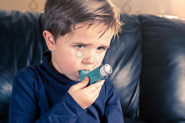 特写镜头肖像可爱的一年男孩哮喘吸入器