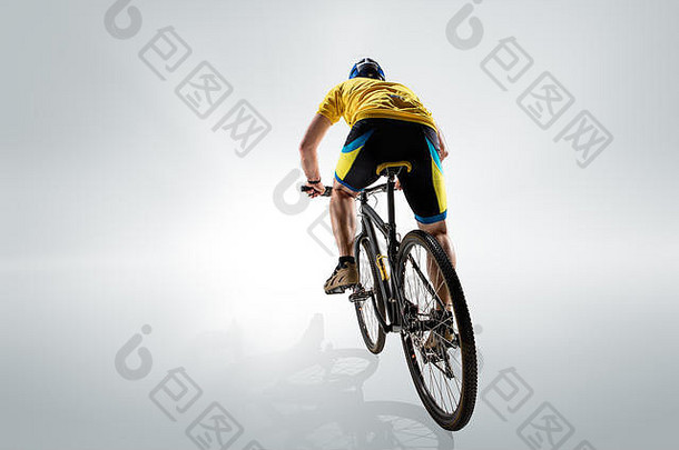 灰色摄影棚拍摄的骑自行车的人。