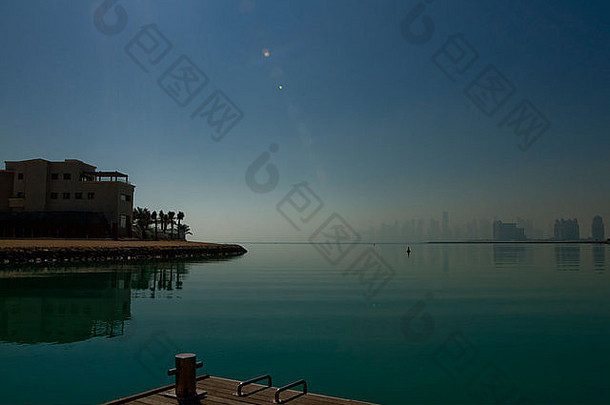 卡塔尔城市景观晨雾码头太阳耀斑