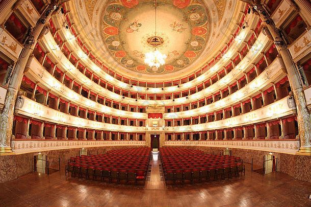 古典歌剧院剧院，从舞台上的广角内景