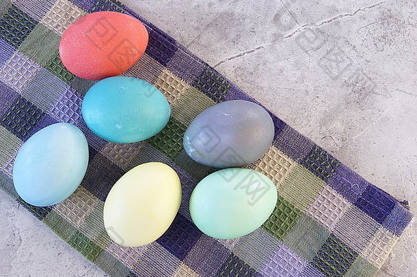 天然染色复活节彩蛋在大理石表面的毛巾上晾干。