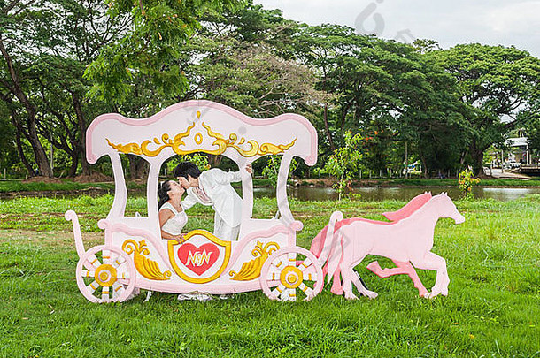 亚洲泰国新娘接吻浪漫的马车爱主题王子公主