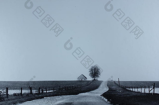 20世纪70年代在一条偏僻的乡间小路上拍摄的精美黑白艺术摄影作品。