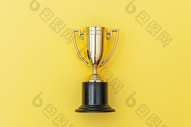 简单平放设计的冠军或冠军金杯，隔离在黄色彩色背景上。胜利是比赛的第一名。胜利或成功的概念。俯视空间