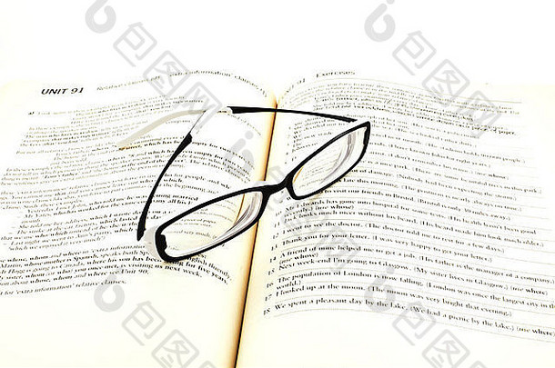 开放式<strong>英语学习</strong>用书的现代眼镜