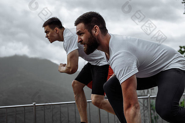 晨练，运动型男子在山区跑步，健康生活方式