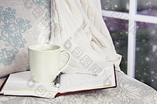 热放松杯咖啡可可开放书坐着舒适的椅子毯子