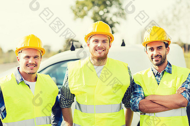 一群戴着安全帽的微笑建筑工人
