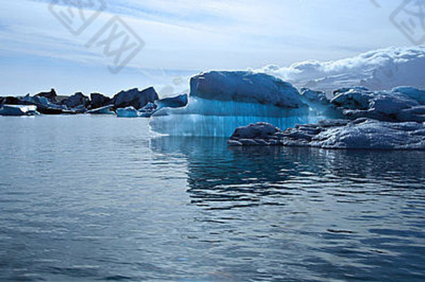 美丽的蓝色冰山在冰岛约库萨隆泻湖
