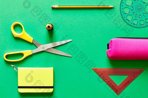 黄色剪刀、铅笔、尺子、橡皮擦和铅笔盒等学校工具，从上方用蓝色覆盖在蓝色平板上