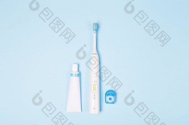 牙膏，牙线和牙刷，浅蓝色背景。空间。