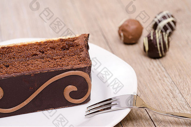 白色盘子上的巧克力蛋糕和树巧克力