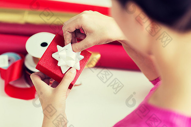 妇女装饰圣诞礼物的特写镜头