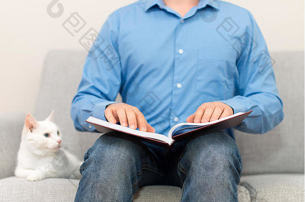 盲人在沙发上读盲文书。