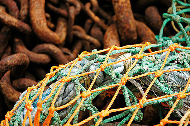 爱尔兰邓莫尔<strong>东港</strong>五颜六色的渔网和生锈的链条