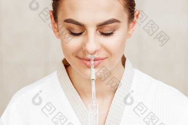 女人接收鼻吸入马霍尔达至关重要的石油鼻子水疗中心
