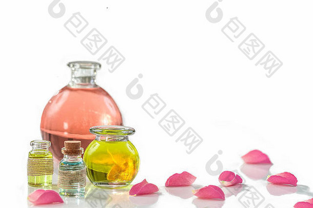 玫瑰花花瓣芳香疗法至关重要的石油玻璃瓶孤立的白色背景Copy-Space
