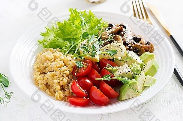 时髦的沙拉。素食佛碗，有扁豆、鳄梨、蘑菇、生菜、西红柿和瓜子。国际无肉日。素食沙拉。