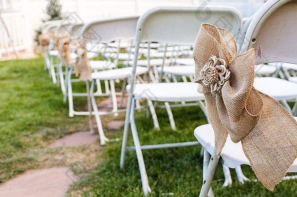 空白色椅子婚礼仪式