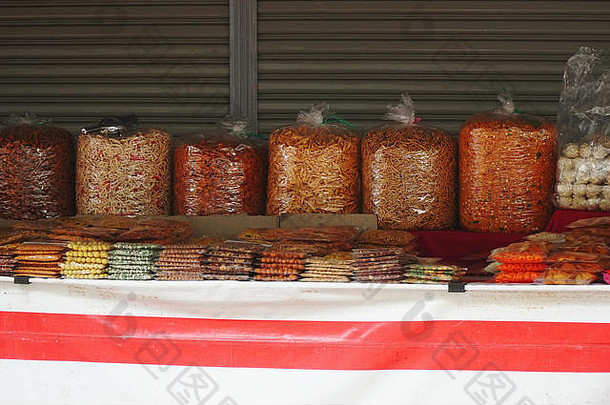 辣的亚洲零食出售当地的市场石头洞穴马来西亚