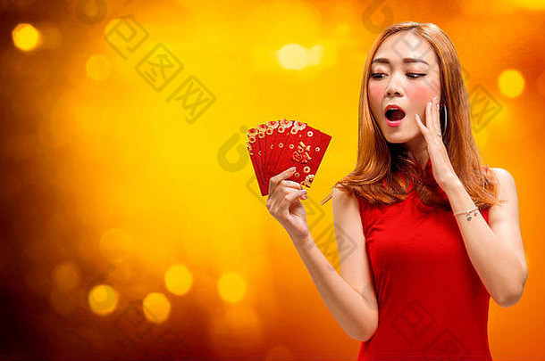 快乐中国人女人旗袍衣服红色的信封快乐中国人一年
