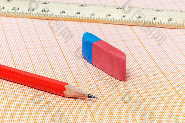 毫米纸上有一个简单的铅笔特写镜头，上面有橡皮擦和尺子