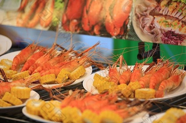 煮熟的虾街食物晚上市场