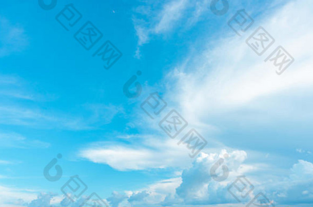 夏天的蓝天柔和清澈多云的背景。蓬松的云在沙滩上被风吹动概念感觉好脾气放松日落墙纸，日出jou