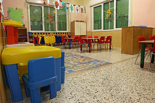 幼儿园的内部装饰，墙上挂着彩色椅子和儿童画