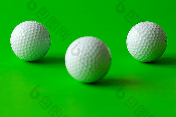 白色高尔夫球球绿色背景