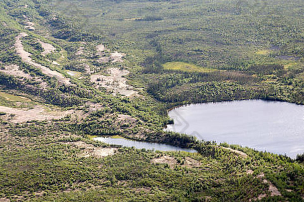 加拿大马尼托巴省北部的<strong>湖</strong>泊。最后一个冰河时期形成的沙质山脊贯穿整个景观。