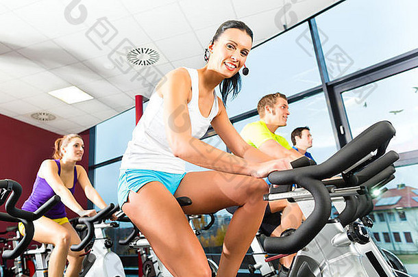 年轻人-一组男女-在健身房做旋转运动健身